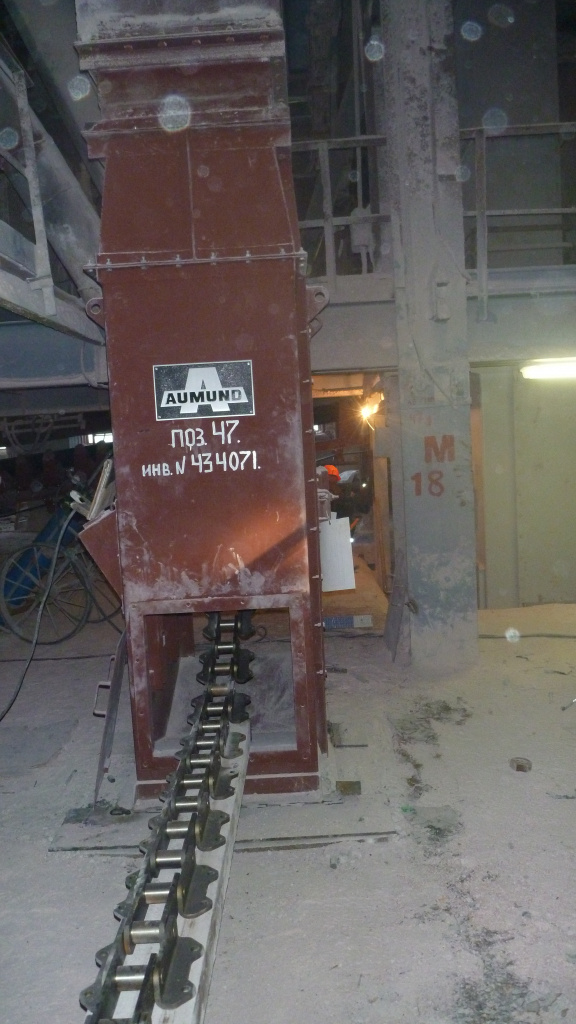 Монтаж цепи элеватора BWZ и BWZL через люки башмака. На фото показана модернизация элеватора локального производства с сохранением существующих шахт.